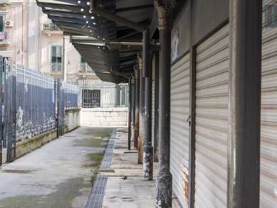 Alla nostra destra e alla nostra sinistra l�area � chiusa dagli edifici che compongono il perimetro pi� esterno della struttura